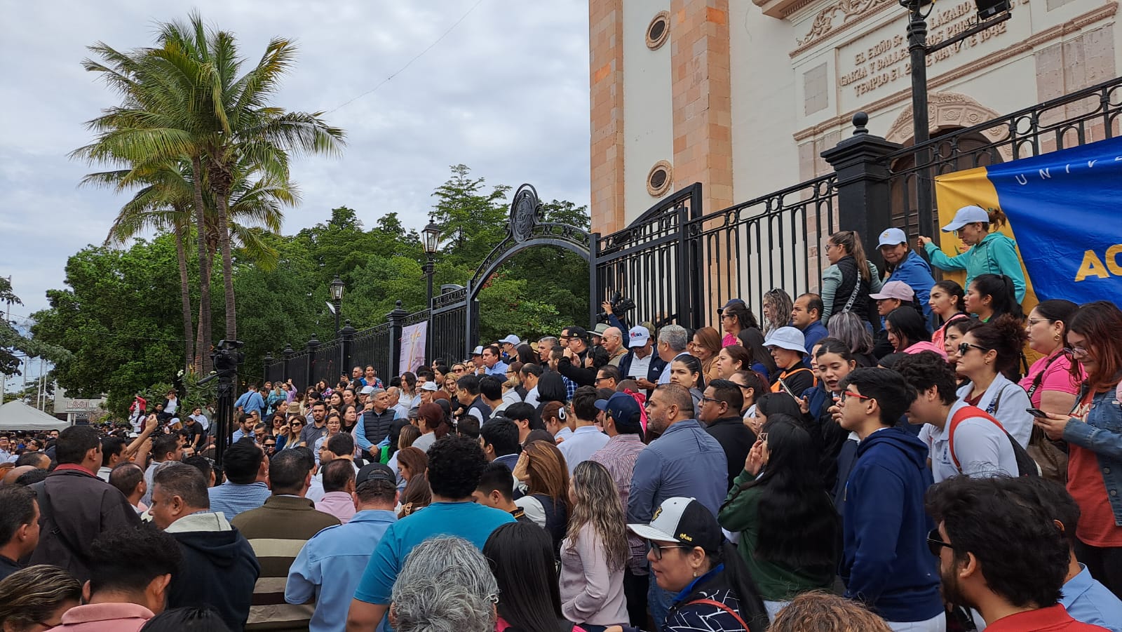 Personas reunidas manifestándose