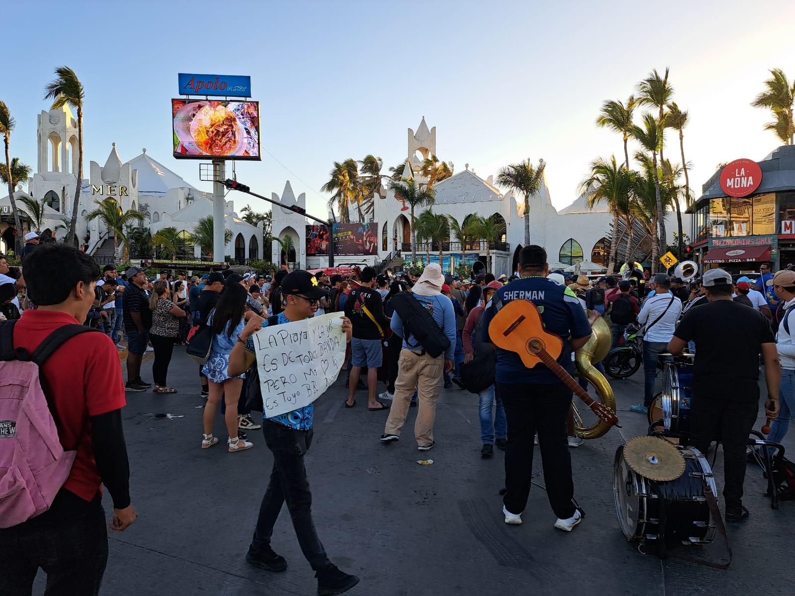 Manifestación de bandas en Mazatlán