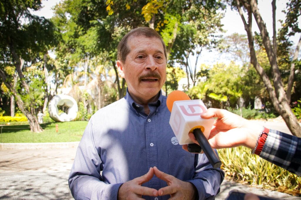 Manuel González Rodríguez en entrevista con Línea Directa en el Jardín Botánico de Culiacán