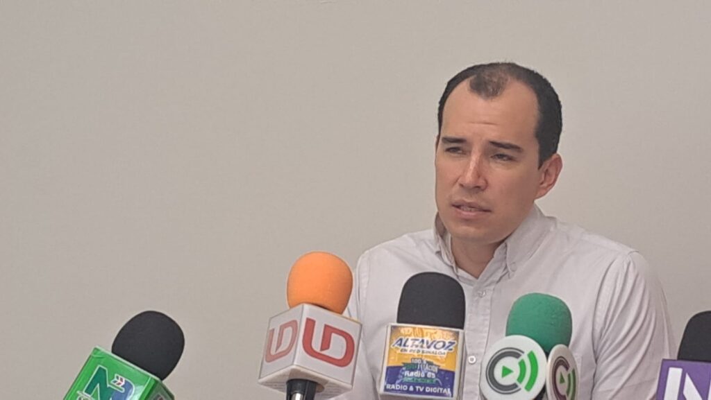 Marco Antonio Solórzano con medios de prensa