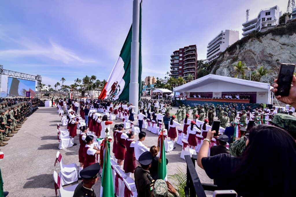 Elementos de la Marina, Ejército Mexicano y escuelas en el Día de la Bandera de México en Mazatlán