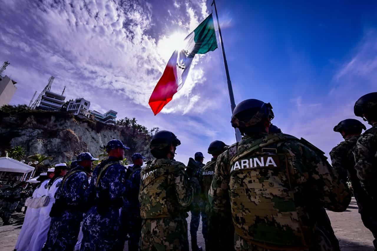 Elementos de la Marina en el Día de la Bandera de México en Mazatlán