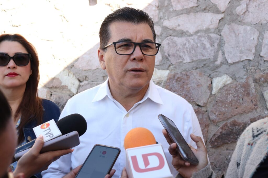 Édgar González Zataráin con medios de prensa