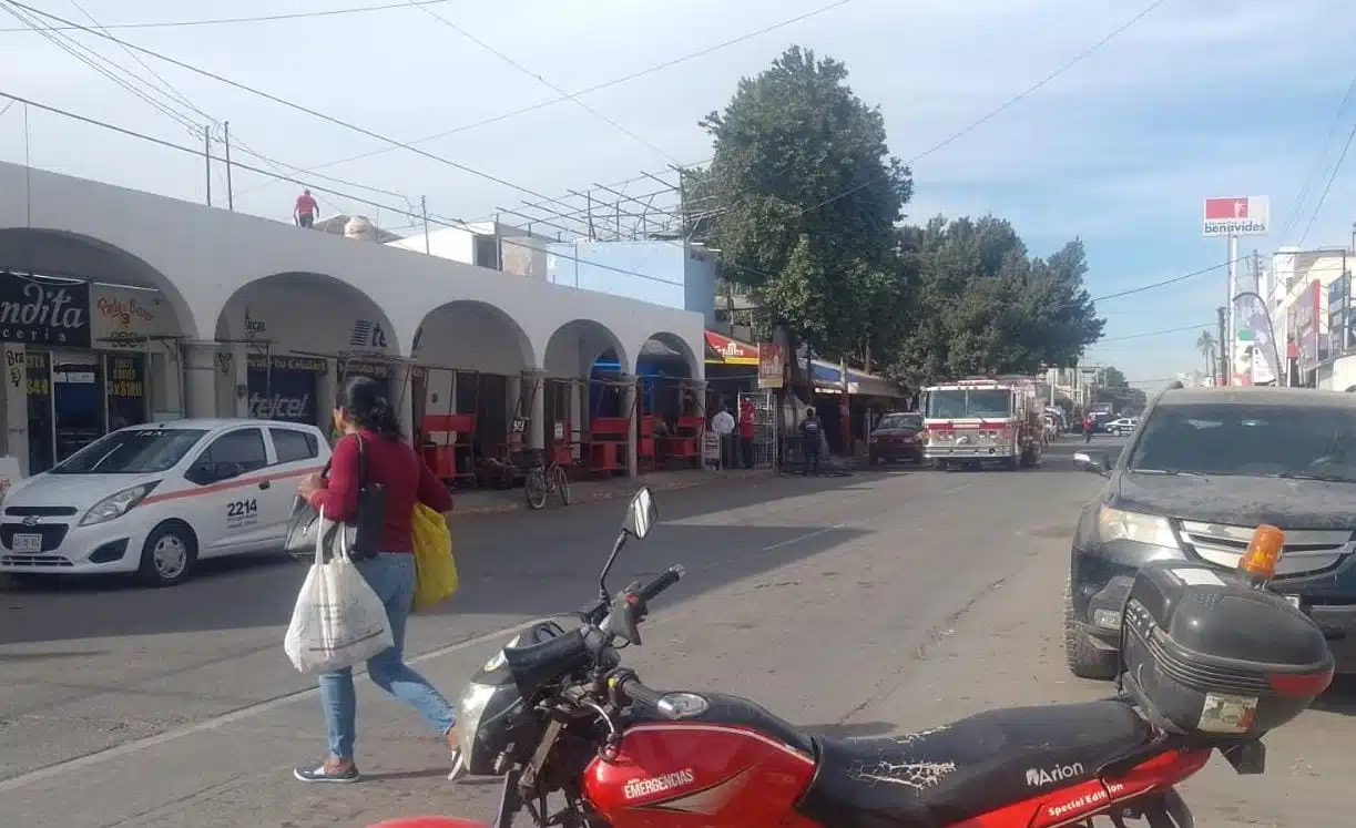 Camión de Bomberos estacionado afuera del Mercado Municipal de Guasave