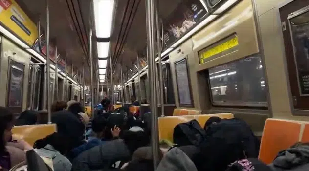 Hombre muere durante tiroteo en el metro de Nueva York