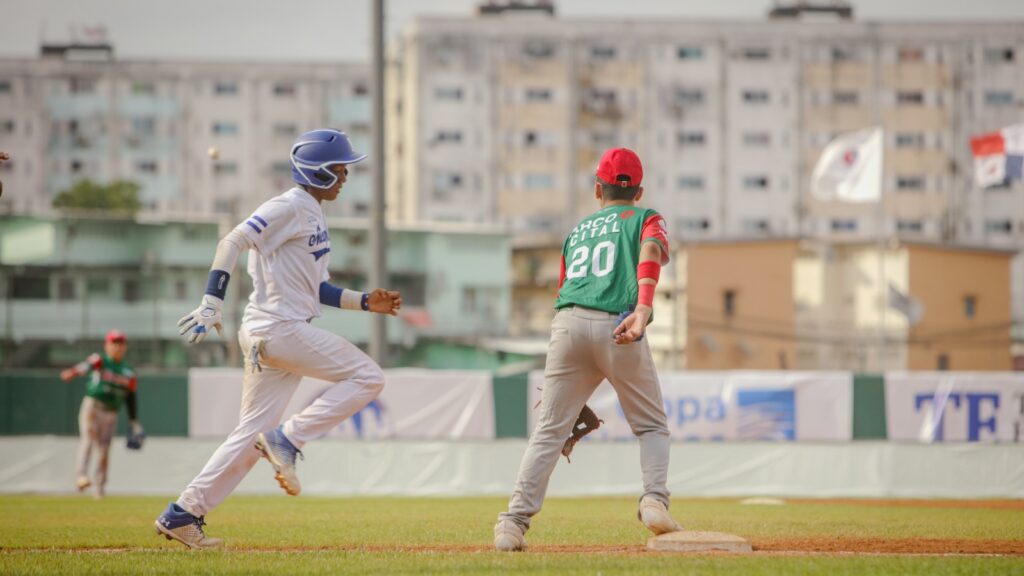 2 jugadores uno del equipo de beisbol de México en la Serie del Caribe Kids Panamá 2024