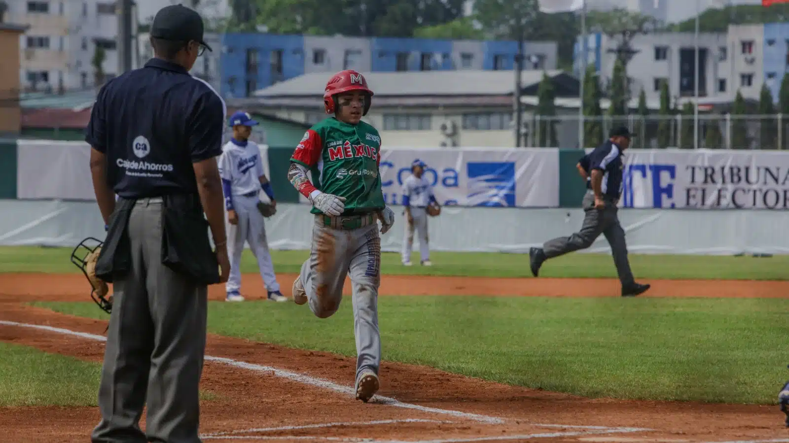 Jugador de beisbol del equipo de México corriendo a Home en la Serie del Caribe Kids Panamá 2024