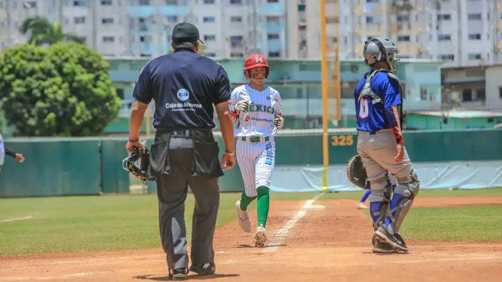 2 jugadores uno del equipo de beisbol de México en la Serie del Caribe Kids Panamá 2024