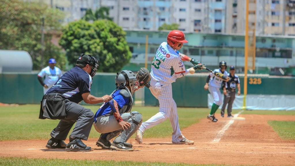 2 jugadores uno del equipo de beisbol de México en la Serie del Caribe Kids Panamá 2024