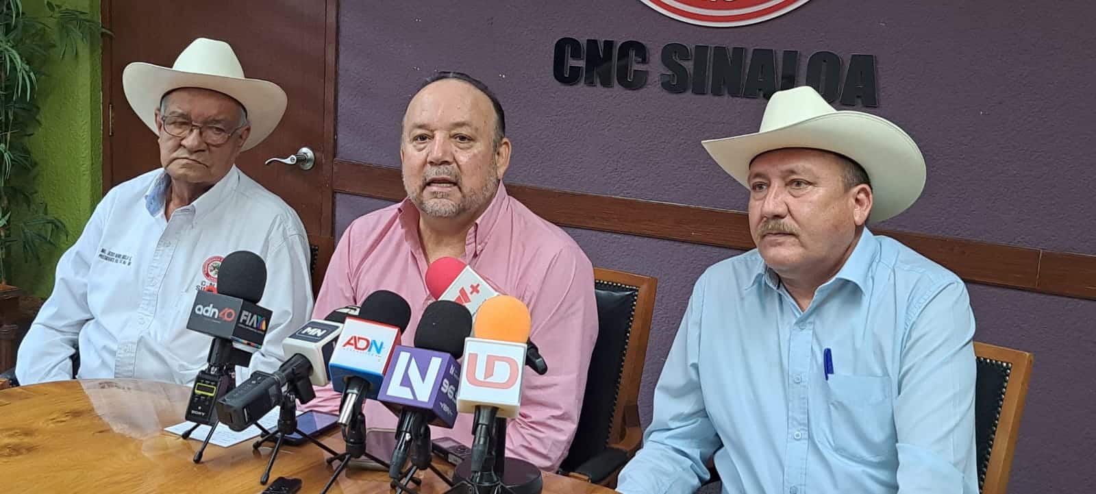 Miguel Ángel López con productores