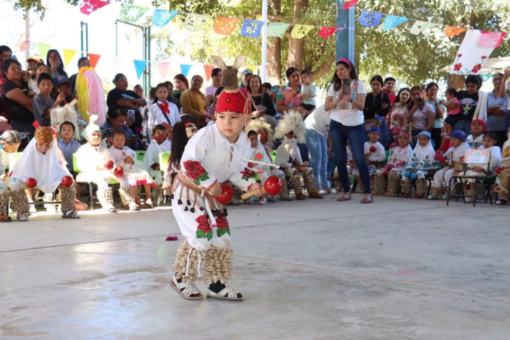 Miguel Ángel Vega bailando la danza del Venado en el Jardín de Niños “Genaro Estrada”