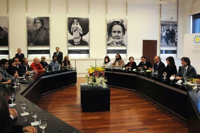 Milei cambia el nombre al Salón de las Mujeres de la Casa Rosada en pleno M8