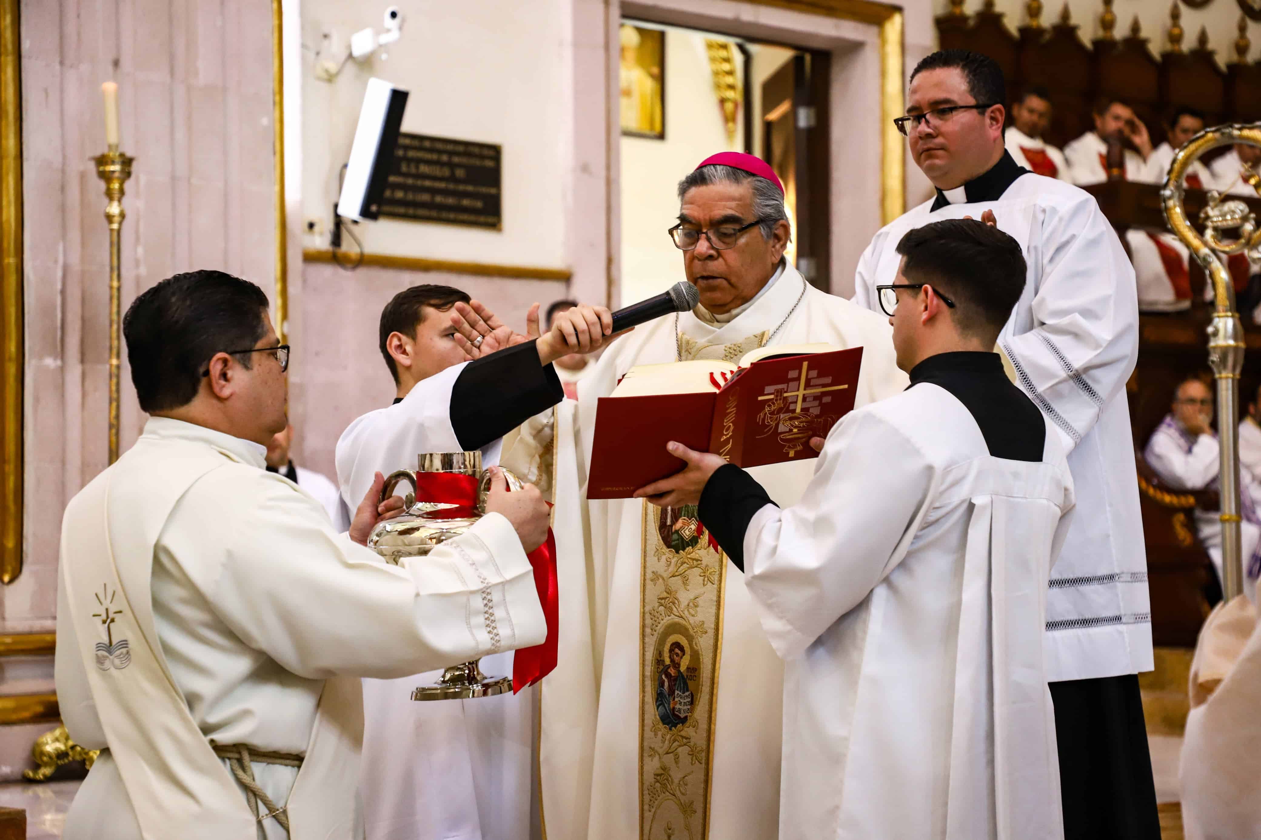 Jesús José Herrera Quiñonez en misa en la Santa Misa Crismal en Catedral