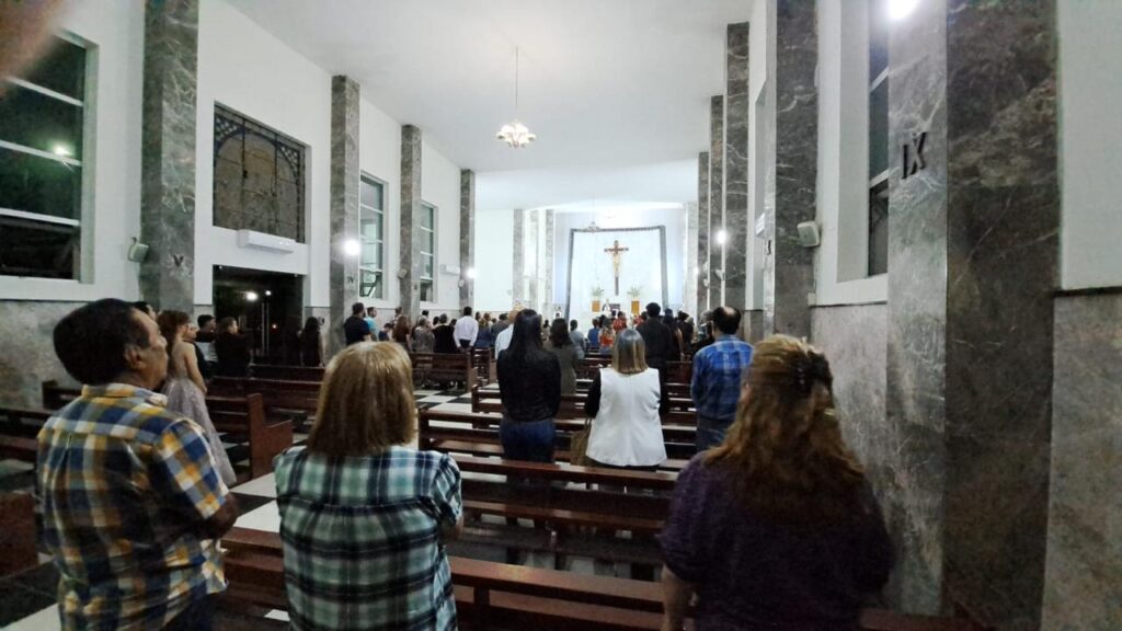 Personas en las primera misa del novenario de La Gilbertona en Culiacán