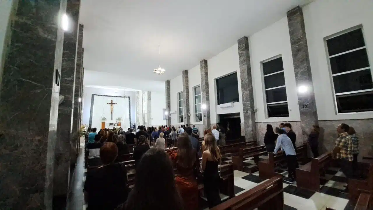 Personas en las primera misa del novenario de La Gilbertona en Culiacán
