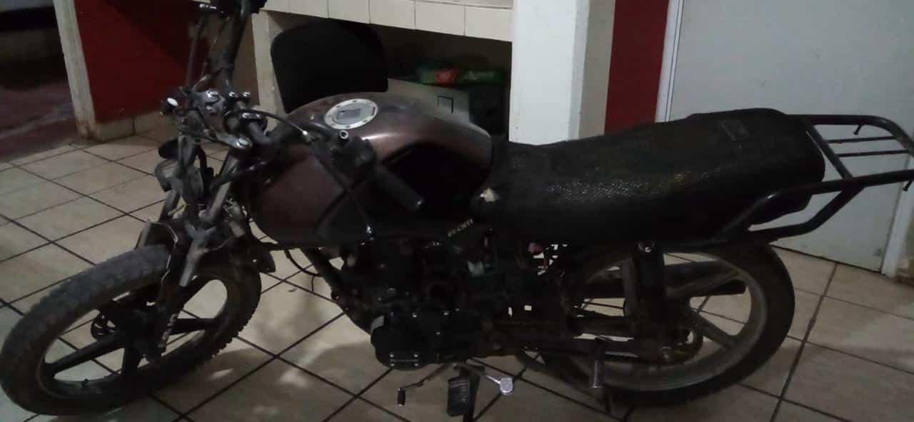 Motocicleta Kurazai color guinda con negro modelo 2019