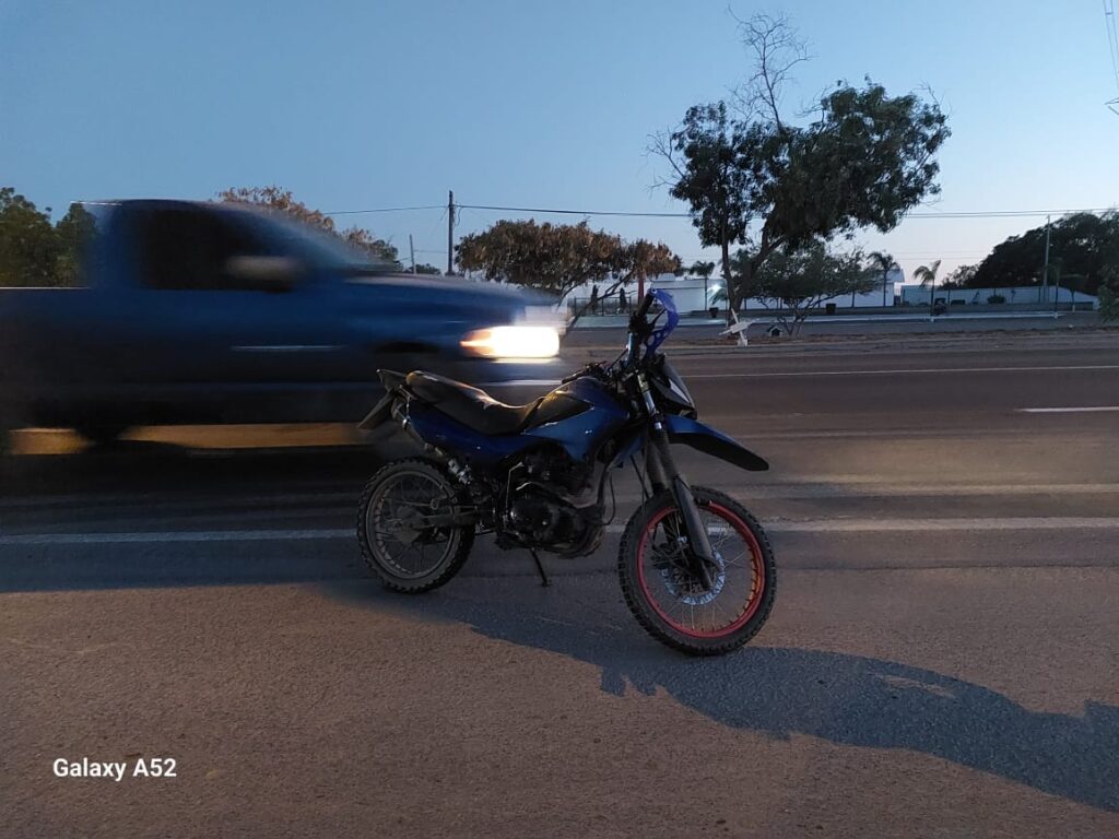 Motocicleta en la que viajaban Procuro y Rufino cuando chocaron con otra motocicleta en una calle que conduce al Centro Penitenciario El Castillo, Mazatlán