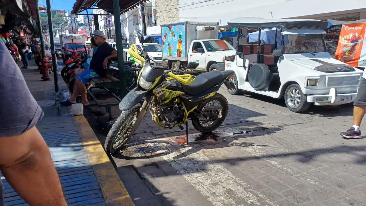 Motocicleta estacionada en el mercado Pino Suárez en Mazatlán