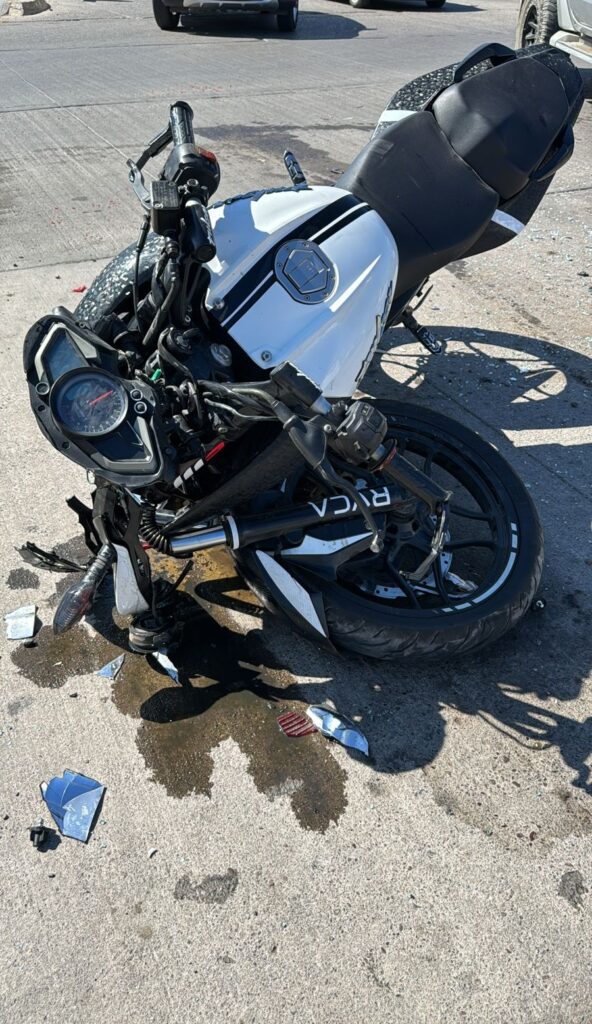 Una motocicleta destrozada tras un accidente tipo choque en Mazatlán