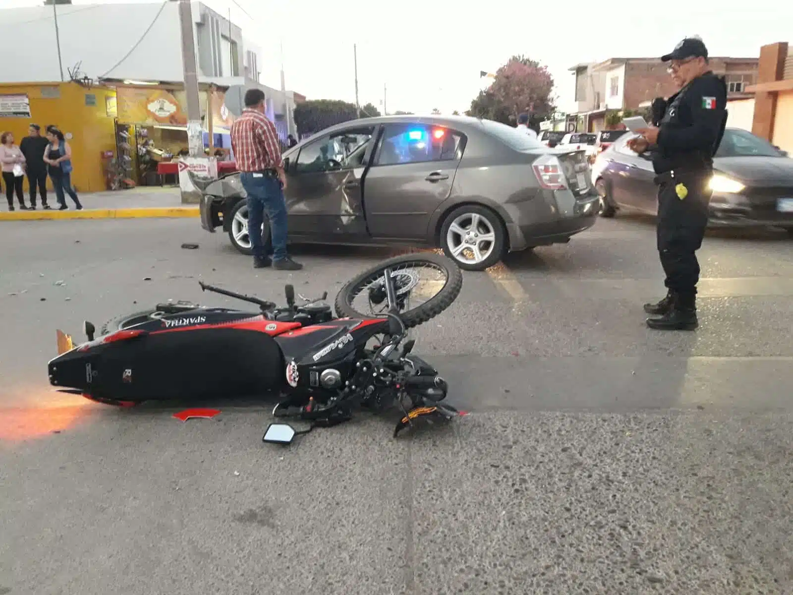 Accidente entre vehículo y motocicleta