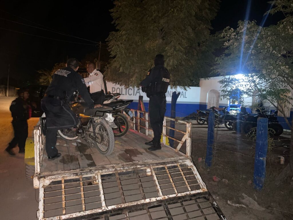 Motocicletas arriba de una batanga y policías en el lugar tras asegurarlas