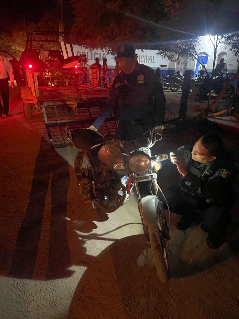 Motocicletas siendo aseguradas por policías de Mazatlán en horas de la noche
