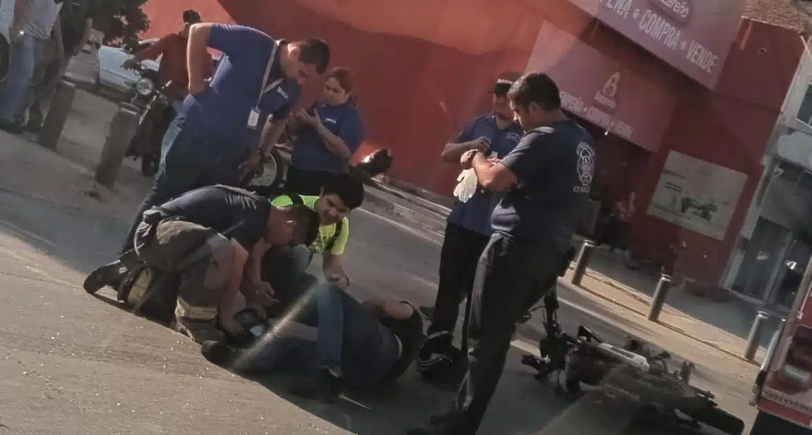 Motociclista se fractura tras chocar con un automóvil en la colonia 6 de Enero de Culiacán
