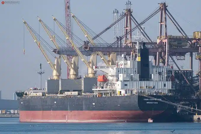 Mueren dos tras ataque de hutíes contra buque en el Golfo de Adén