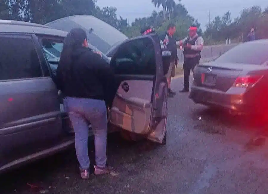 Mujer en un automóvil tras accidente tipo carambola en la México 15 a la altura de Guasave