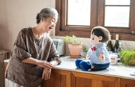 Muñecos Hyodol con IA buscan combatir la soledad en adultos mayores