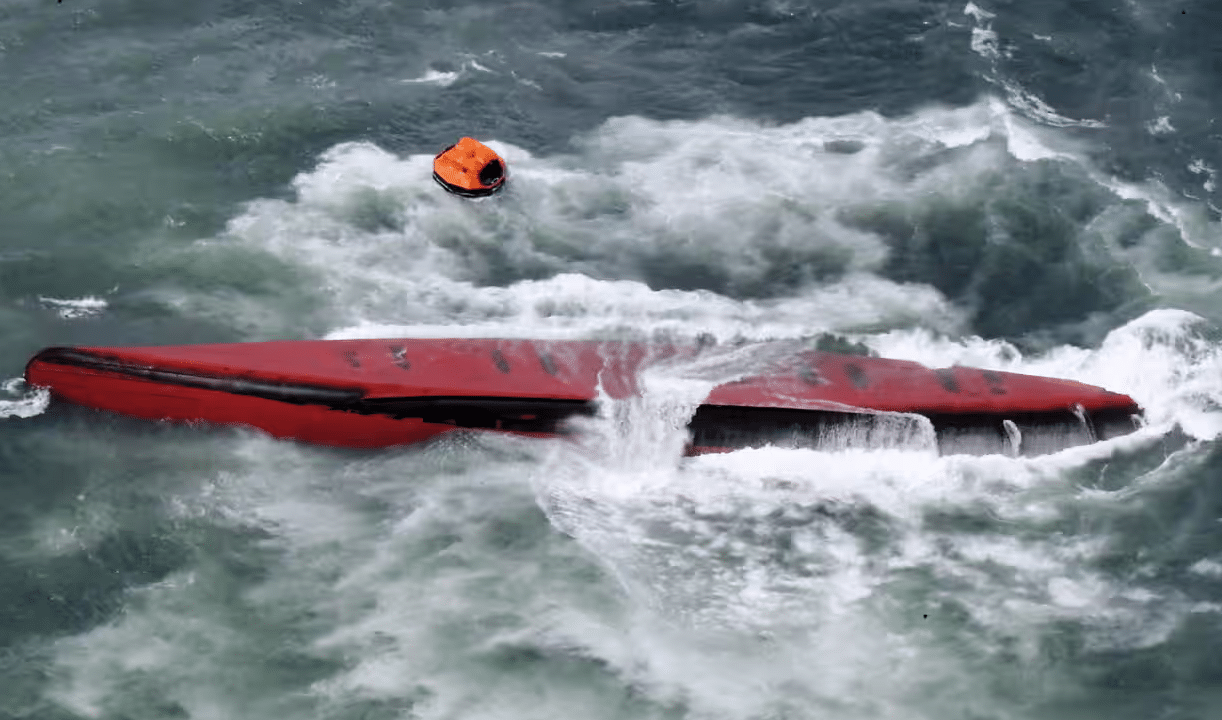 Un barco surcoreano volcó tras fuertes olas frente a Japón