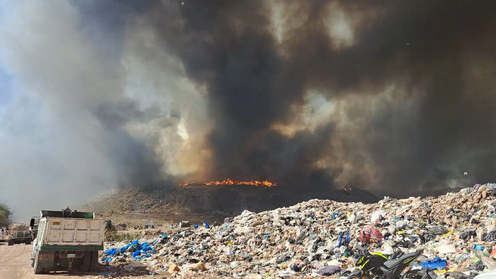 Gran nube de humo ocasionada por el incendio en el basurón de Mazatlán