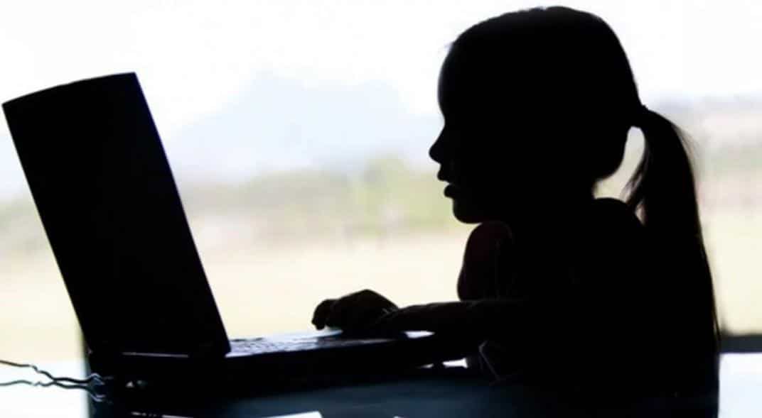 Niña usando computadora