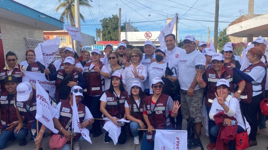 Olegaria Carrazco, candidata a diputada federal por Morena, junto a más personas en Mazatlán