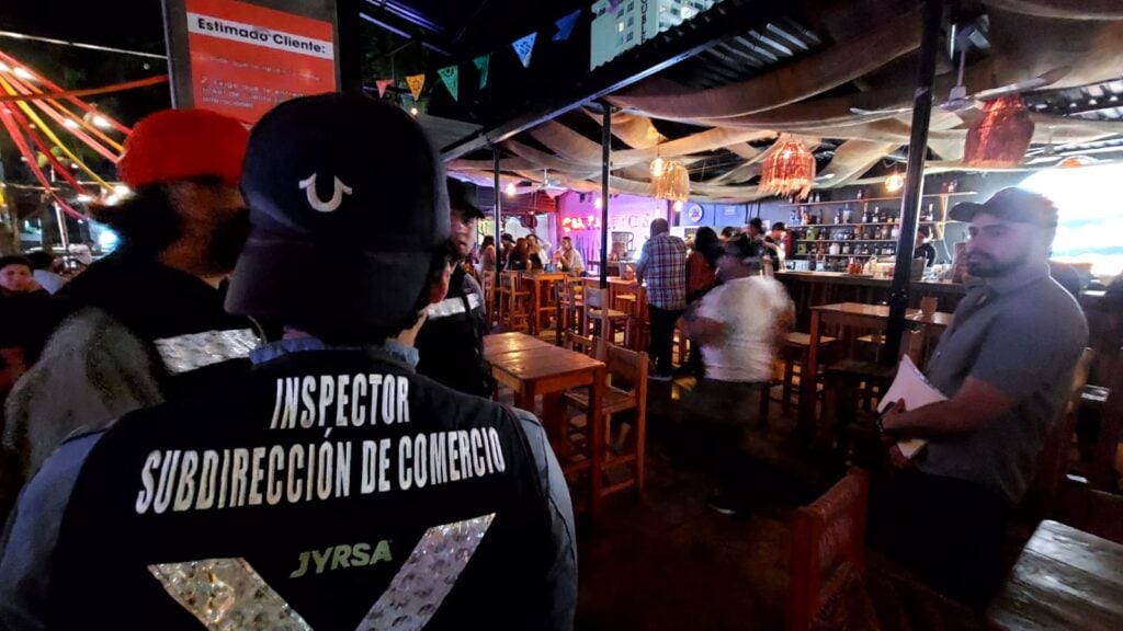 Restaurante con comensales e inspectores en operativo