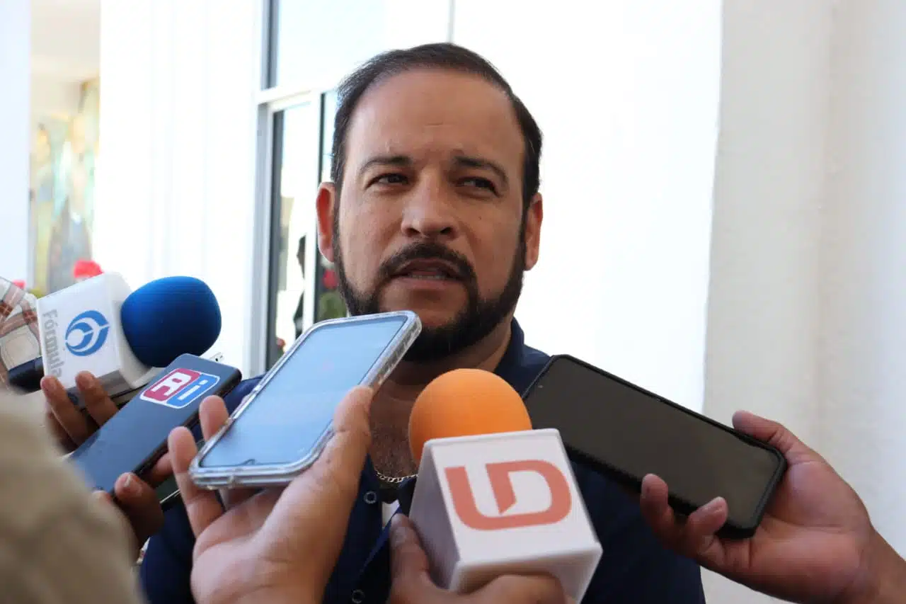 Óscar Martínez en entrevista con los medios de comunicación en Mazatlán