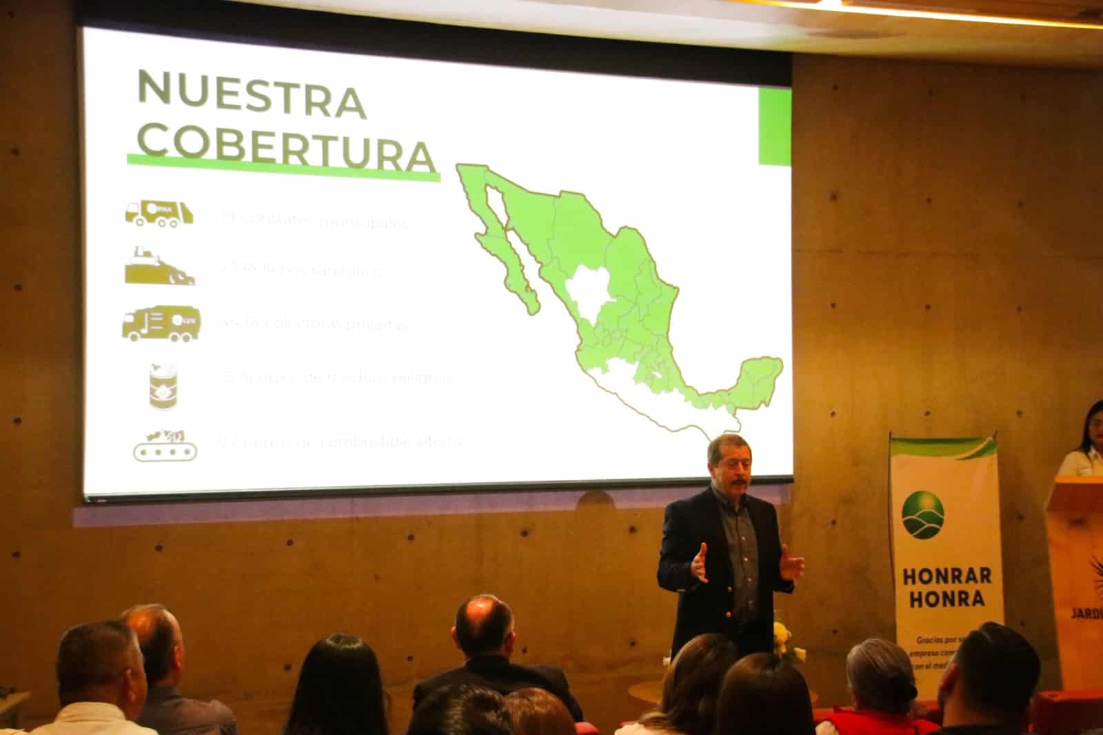 Directivos y gerentes de PASA entregan reconocimiento a empresas en el auditorio del Jardín Botánico de Culiacán