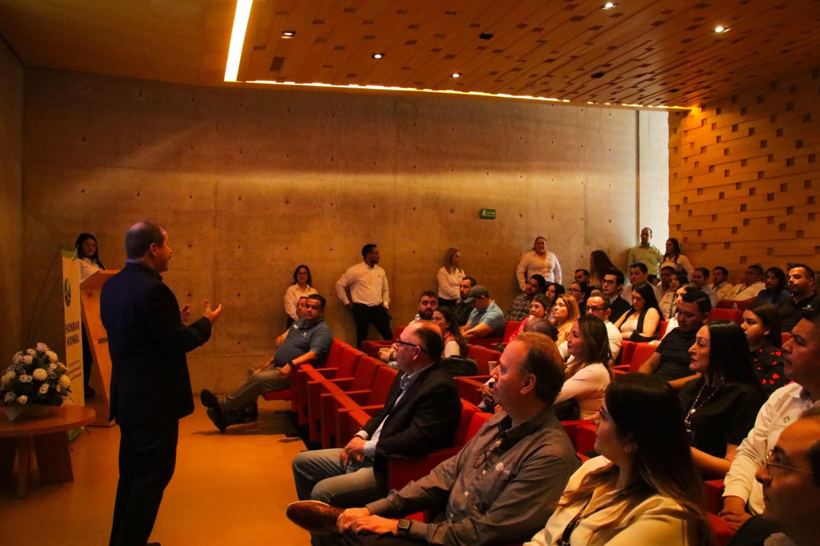 Directivos y gerentes de PASA entregan reconocimiento a empresas en el auditorio del Jardín Botánico de Culiacán