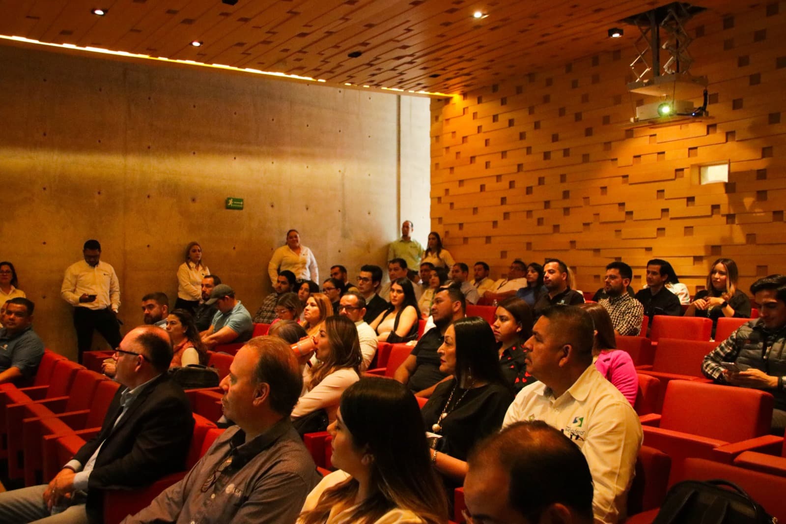 Directivos y gerentes de PASA entregan reconocimiento a empresas en el auditorio del Jardín Botánico de Culiacán
