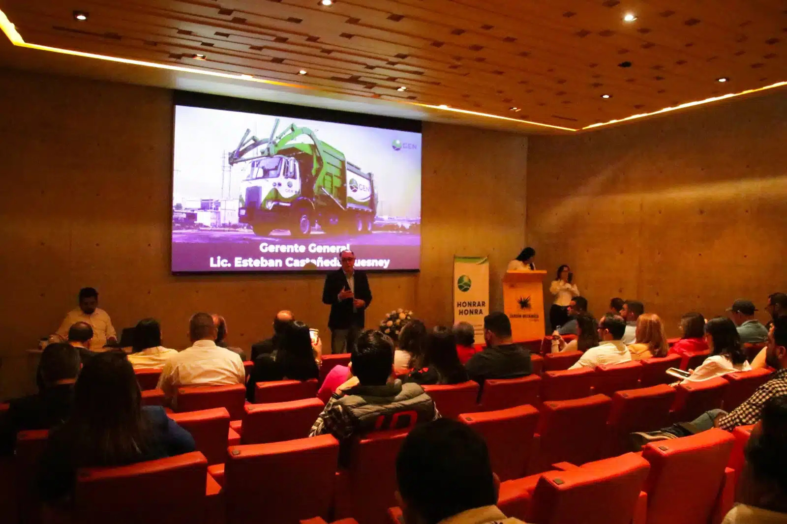 Directivos y gerentes de PASA entregan reconocimiento a empresas en el auditorio del Jardín Botánico de Culiacán