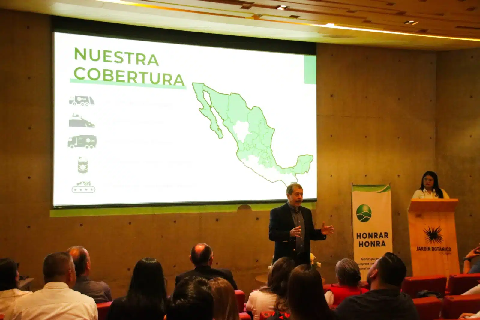 Directivos y gerentes de PASA entregan reconocimiento a empresas en el auditorio del Jardín Botánico de Culiacán