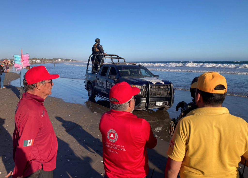 Protección Civil y personal de la Marina en playa de Guasave