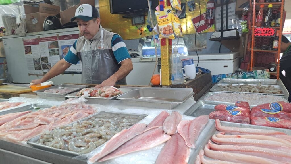 Puesto de comerciante del Mercado Independencia en la ciudad de Los Mochis