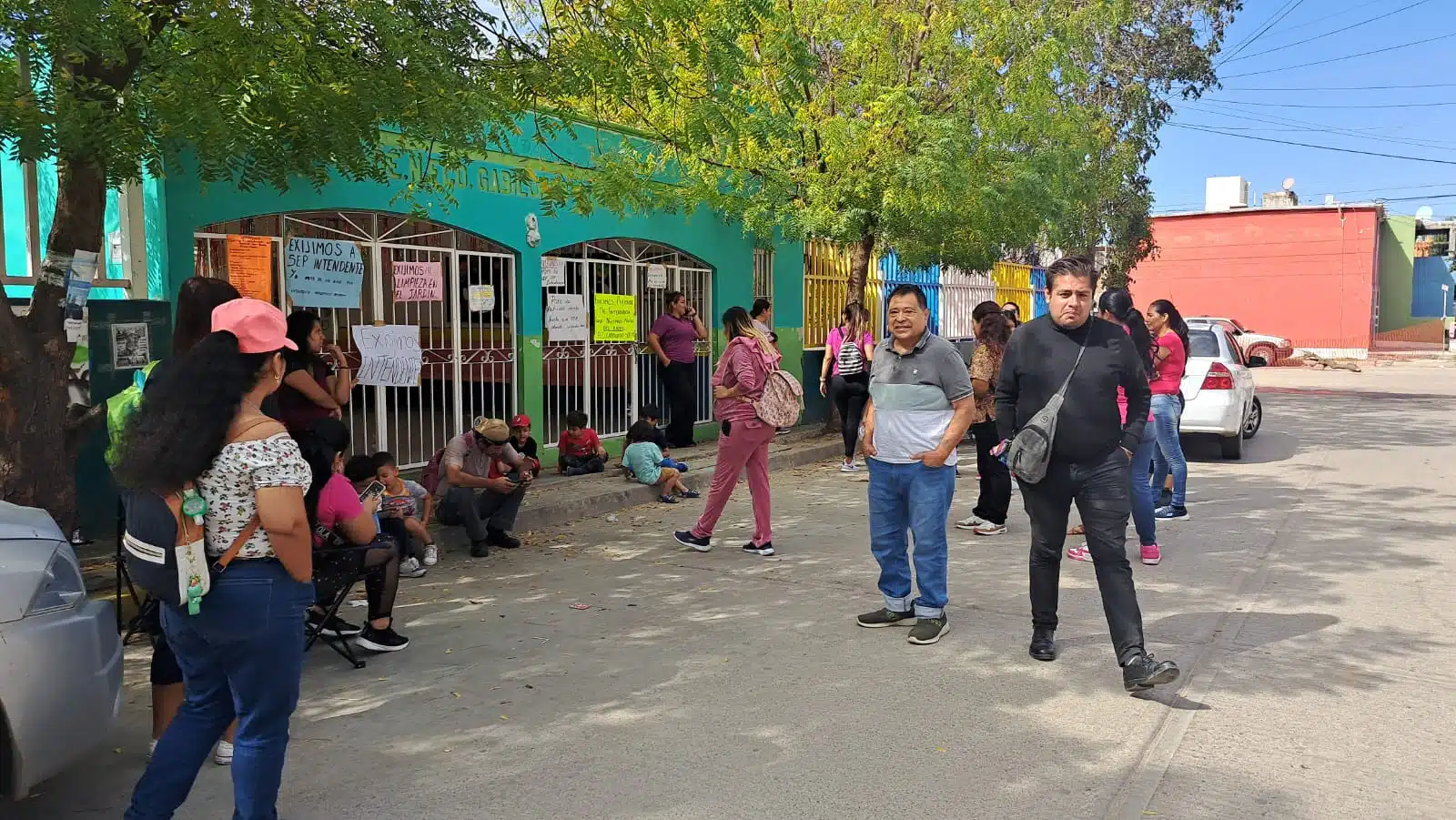 Padres de familia se manifiestan a las afueras del kínder Francisco Gabilondo Soler en Mazatlán.