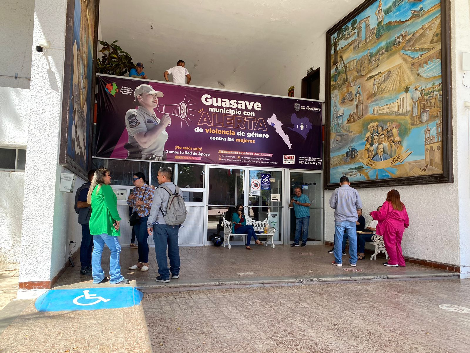 Manifestación de Guerreros Unidos en el Palacio Municipal de Guasave