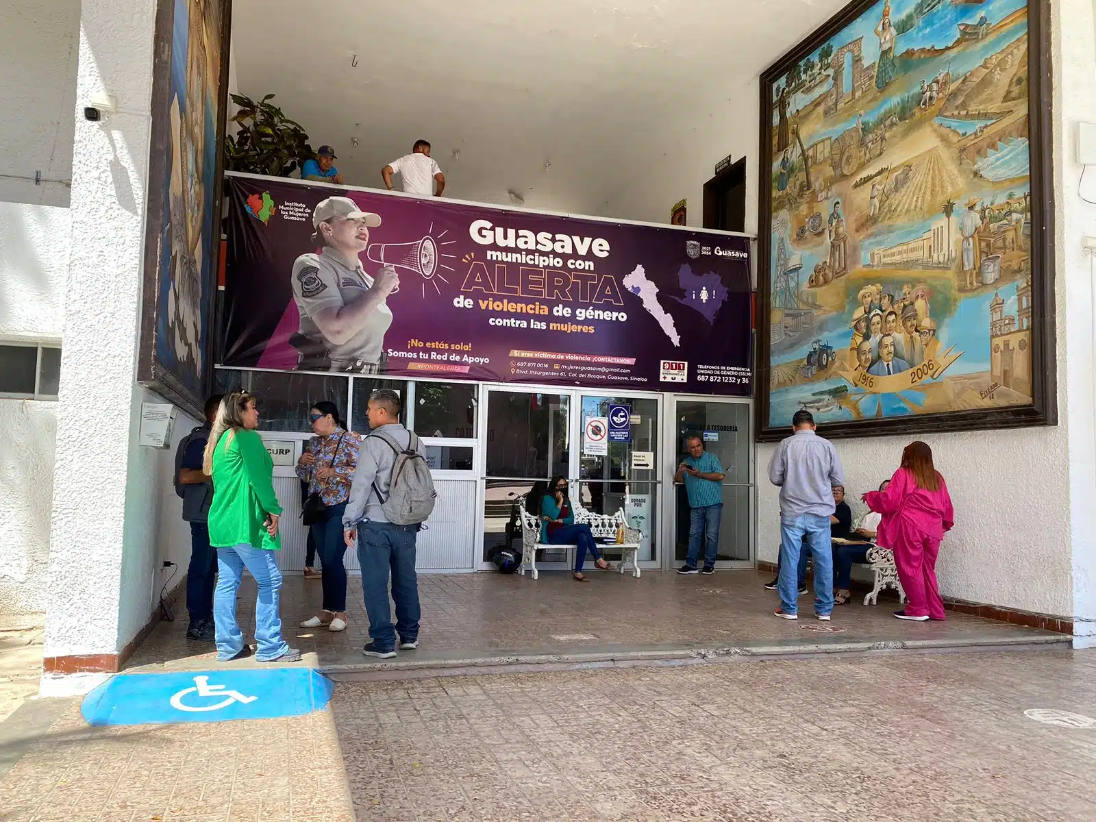Manifestación de Guerreros Unidos en el Palacio Municipal de Guasave
