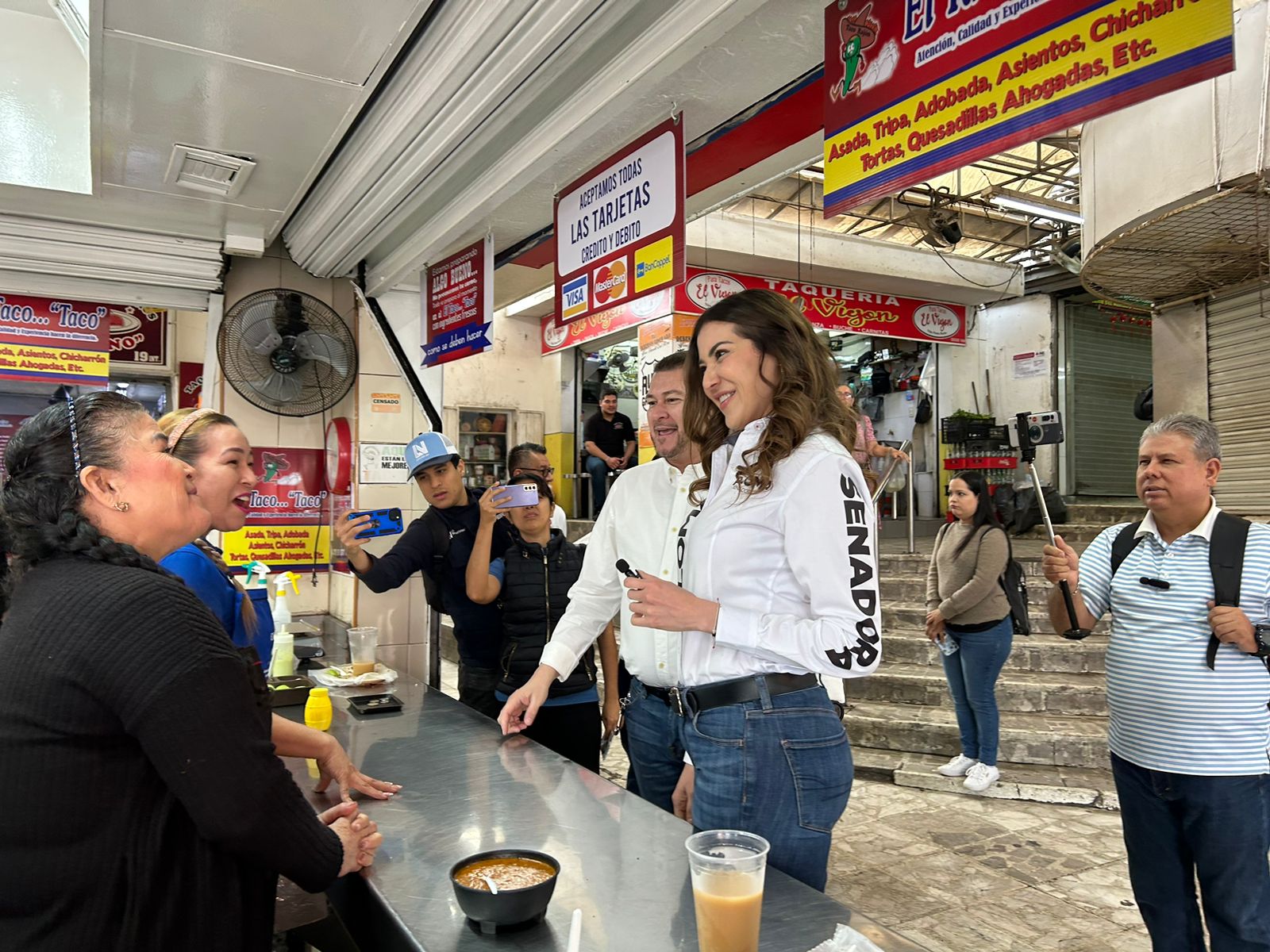 Paloma Sánchez Ramos visitando mercado