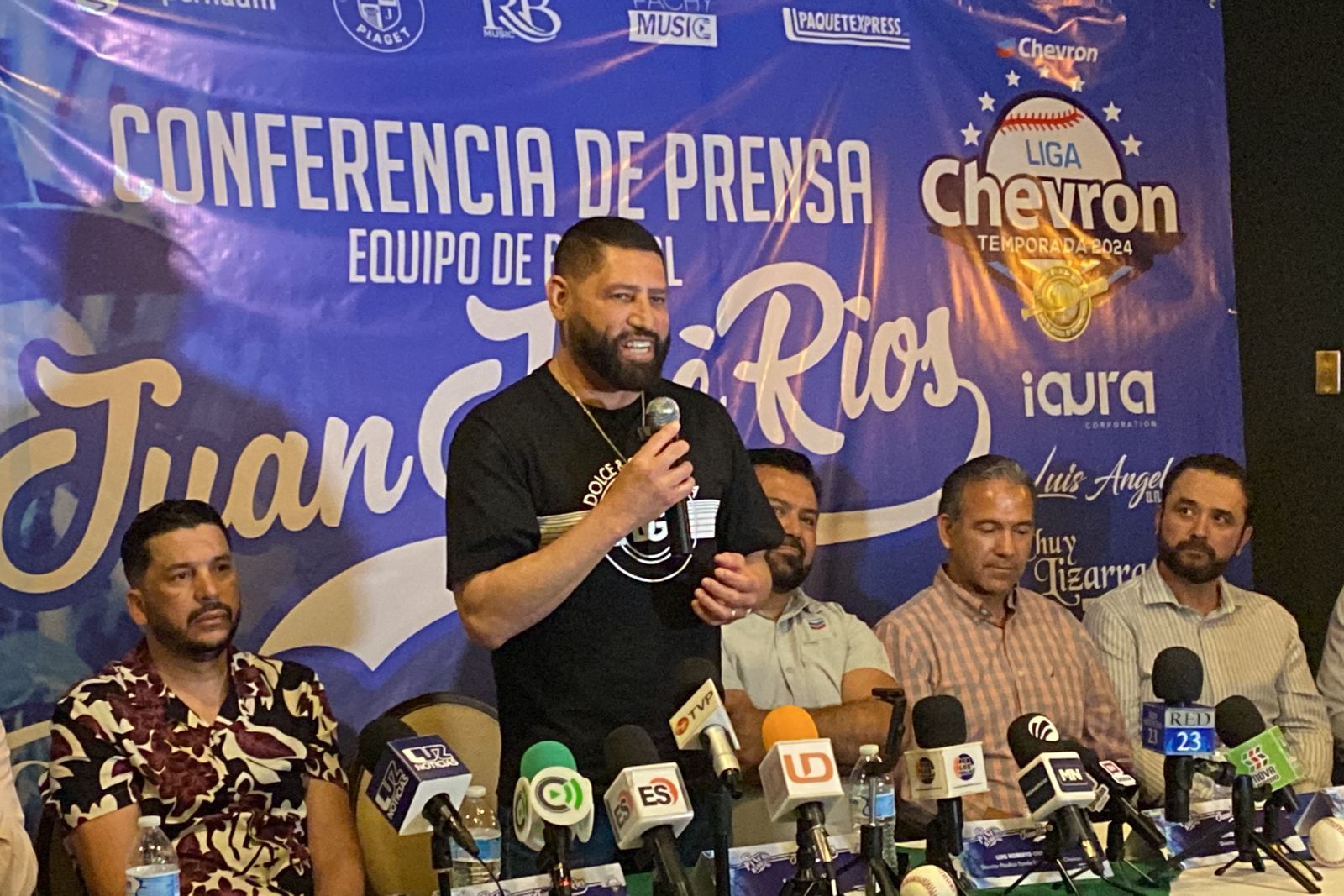Pancho Barraza en rueda de prensa