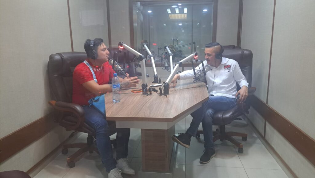 Paolo Mendívil en entrevista con Anibal Coronel en la cabina de RSN en Guasave
