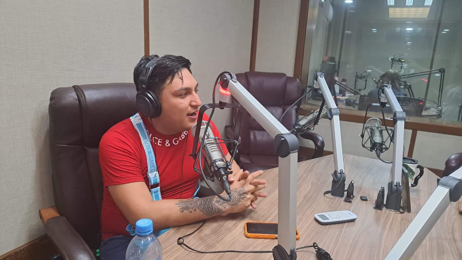 Paolo Mendívil en entrevista en la cabina de RSN en Guasave